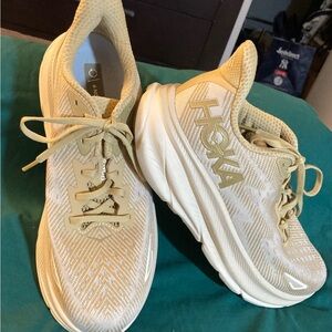 Hoka Men’s Tan Beige Clifton 9 Cream Athletic Shoes Size 11